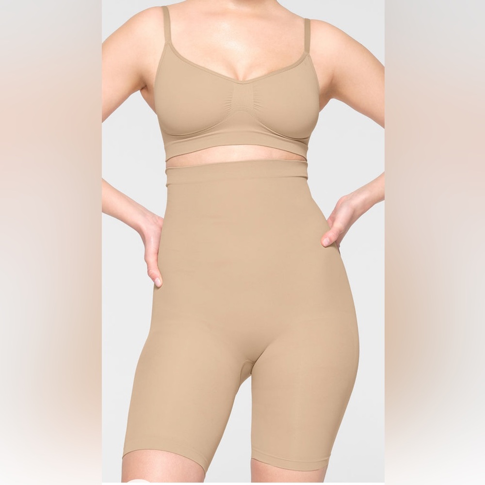 SKIMS NWOT Seamless Sculpt High Waisted Above the Knee Shorts - Clay/Onyx